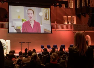 Estlands premiärminister Kaja Kallas vid en svensk ekonomikonferens